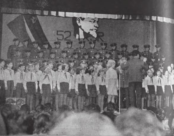 430 Soudobé dějiny XXV / 3 4 Společné vystoupení žáků a sovětských vojáků v Javorníku na Jesenicku dne 9. listopadu 1969 (foto Svět socialismu, roč. 2, č. 50, 10. 12.