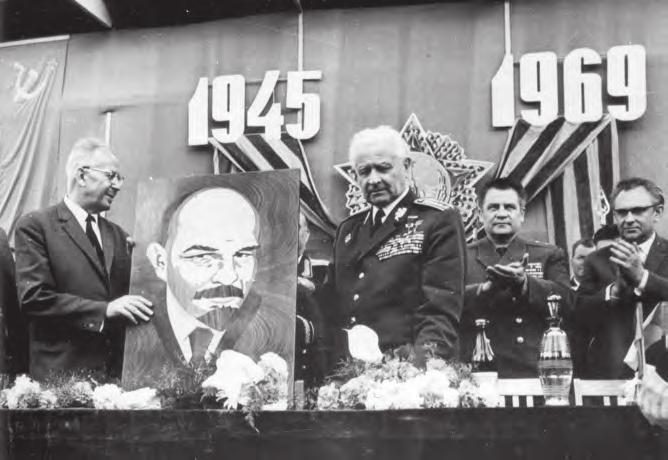 446 Soudobé dějiny XXV / 3 4 První tajemník Ústředního výboru KSČ Gustáv Husák (vlevo) a prezident republiky Ludvík Svoboda na oslavě 24. výročí osvobození Československa v Milovicích dne 7.