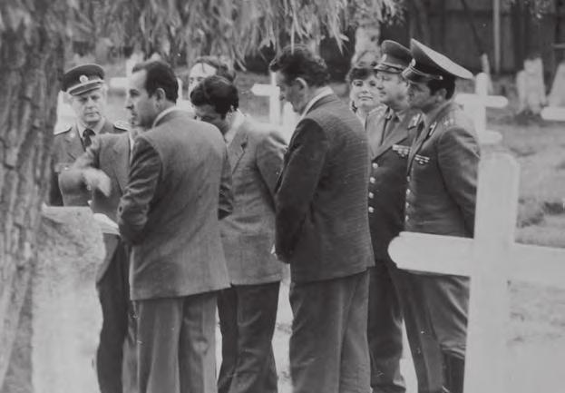 464 Soudobé dějiny XXV / 3 4 Italští diplomaté dne 26. září 1985 na vojenském hřbitově v Milovicích, kde byli pochováni zemřelí italští váleční zajatci z doby první světové války.