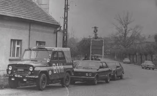 Sovětská základna uprostřed Čech 465 Vozidla italských diplomatů s doprovodem sovětského automobilu v Lysé nad Labem před odjezdem na kladení věnců na vojenský hřbitov v Milovicích dne 7.