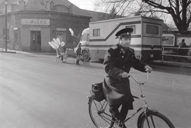 Sovětská základna uprostřed Čech 481 Sovětský voják v centru starých Milovic na přelomu osmdesátých a devadesátých let (foto Jan Jindra, VHÚ) k nám přijíždějí zájezdy občanů z celé republiky.