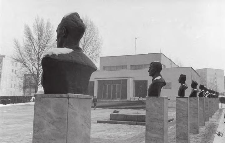 Sovětská základna uprostřed Čech 485 Opuštěný symbol československo-sovětské družby Památník bitvy na Dukle z roku 1971 v Milovicích-Mladé na počátku devadesátých let (foto Jan Jindra, VHÚ) problémů