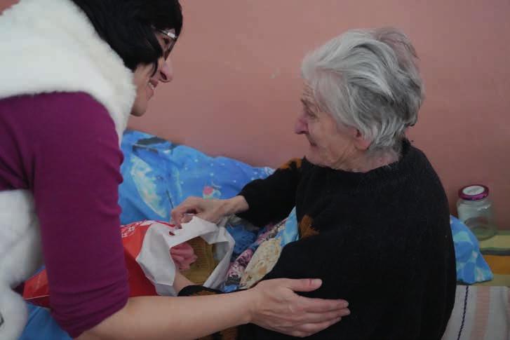 8 CHARITA CHARITA 9 Pomáháme nejnuznějším seniorům v Bělorusku Za hranicemi naší země se Charita často setkává s extrémní chudobou. V subsaharské Ugandě. Na indickém venkově. V zambijských slumech.