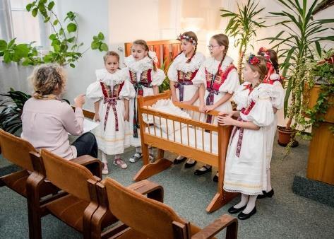 do knihy spojuje školy spolupráce se slovenskou základní školou - Mezinárodní spolupráce se zahraničními školami Erasmus + - Den otevřených dveří zábavná škola a kulturní vystoupení žáků - Vánoční