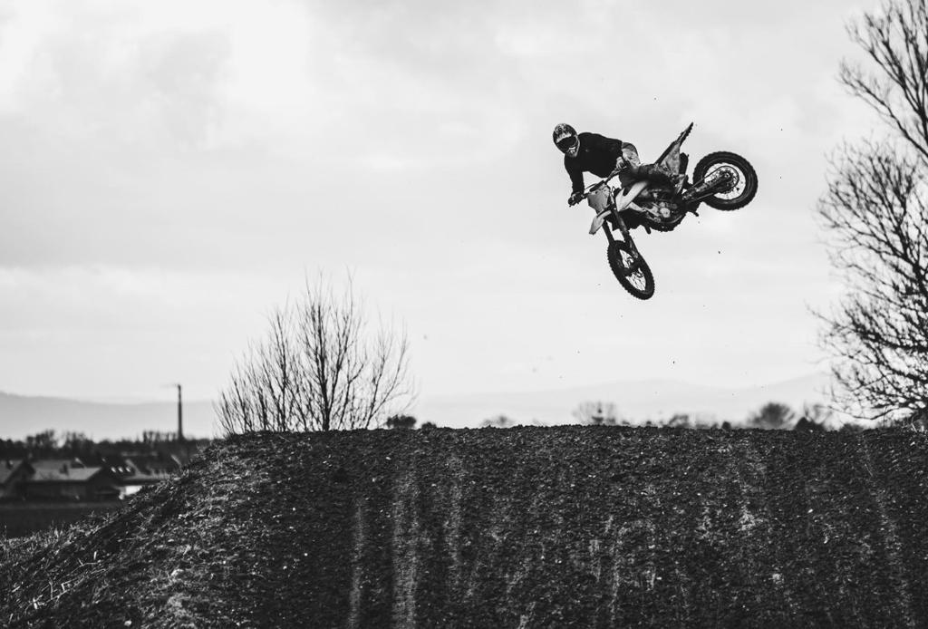 Stránka 10 Stejně jako celý náš život, tak také oblast sportu zasáhly události spojené s onemocněním covid 19. Nejinak tomu bylo i v motokrosu.