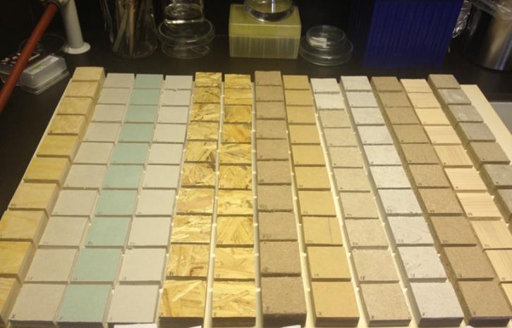 Experimentální část 4.1.2.4 Nově pořízené deskové materiály vystavené zvýšené relativní vlhkosti vzduchu V další studii došlo k omezení podmínek pro růst plísní ve srovnání s předchozími studiemi.