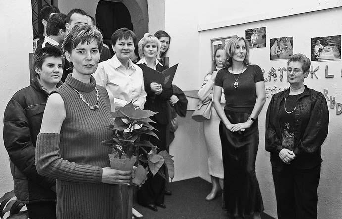 Vernisáž výstavy Vánoční stromky v proměnách času, Vlastivědné muzeum v Olomouci, 24. 11. 2004. Zleva: I. M. Kubešová, J. Kunzfeldová, R. Fifková, V. Hrbáčková, M. Hošková. Foto: Pavel Rozsíval.