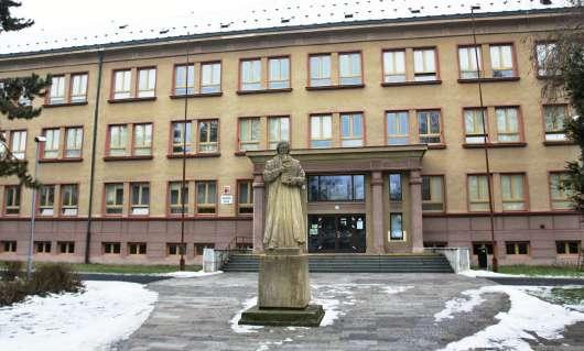 KRÁTKÉ ZPRÁVY ZE ŠKOL Chystáte se tento rok s dítětem k zápisu do školy? Současná epidemiologická situace zřejmě i v letošním roce ovlivní zápisy do 1. tříd.