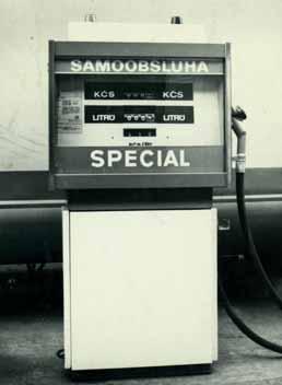 let začala Benzina s instalací čerpacích přístrojů vybavených zeleným a červeným signalizačním majákem.