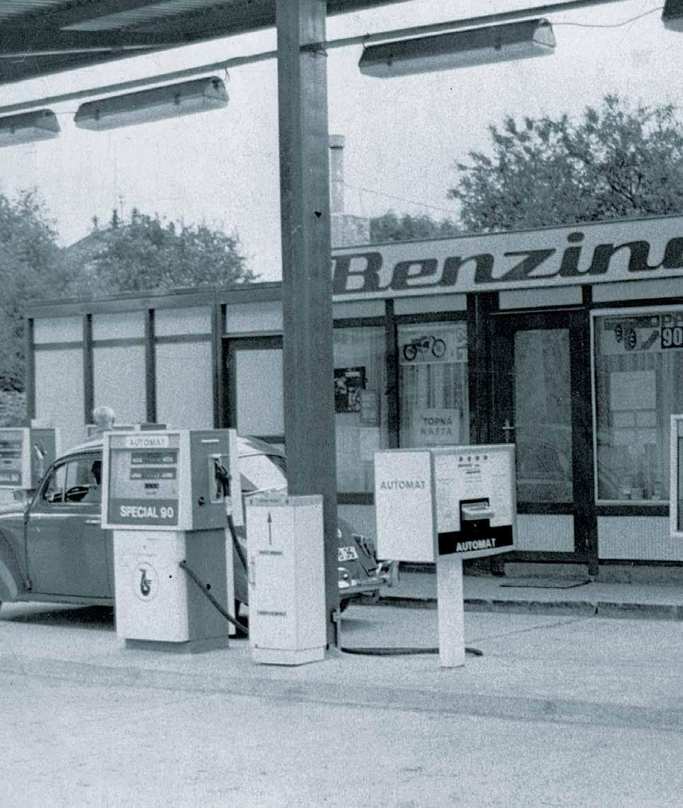 Počátkem sedmdesátých let byly u některých čerpacích stanic instalovány automaty na dvacetikorunovou bankovku.