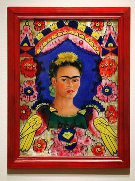FRIDA KAHLO Karolína Bodzková, 3.L Frida Kahlo (1907-1954) byla mexická malířka známá pro svoje autoportréty v duchu mexické kultury smíšené s realismem, symbolismem a surrealismem.