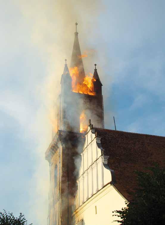 Bezbožný oheň HASIČSKÉ NOVINY 10/2019 strana 3 Kostely v plamenech Není tomu tak dlouho, co objektivy všeho druhu snímaly požár katedrály Notre Dame v Paříži.