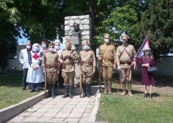 zástupců obce a u pomníku padlého rudoarmějce na Šmelcovně. Na všech pietních aktech nás doprovázel starosta obce Maršov pan Synek.