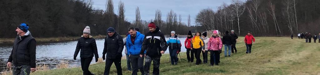 Skupina ale byla vybavená a turisti nepodcenili ani možné nachlazení a raději preventivně vzájemně ochutnávali různé odrůdy pálenek ze svých placatic.