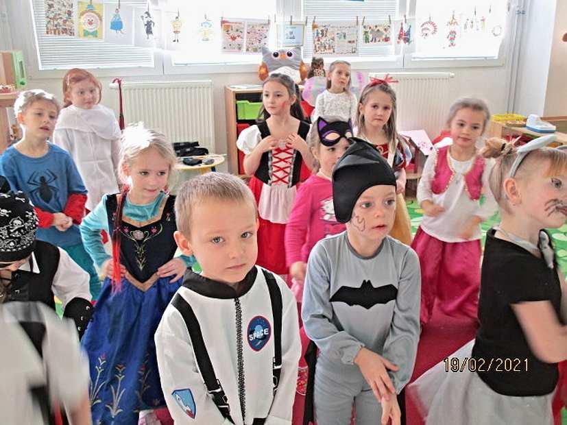 Kdyby naše paní učitelky onemocněly, zůstala by školka zavřená, a kam bychom si chodily hrát? Buďme tedy navzájem ohleduplní. Maminko a tatínku, nevoďte nás do školky před testováním na Covid.