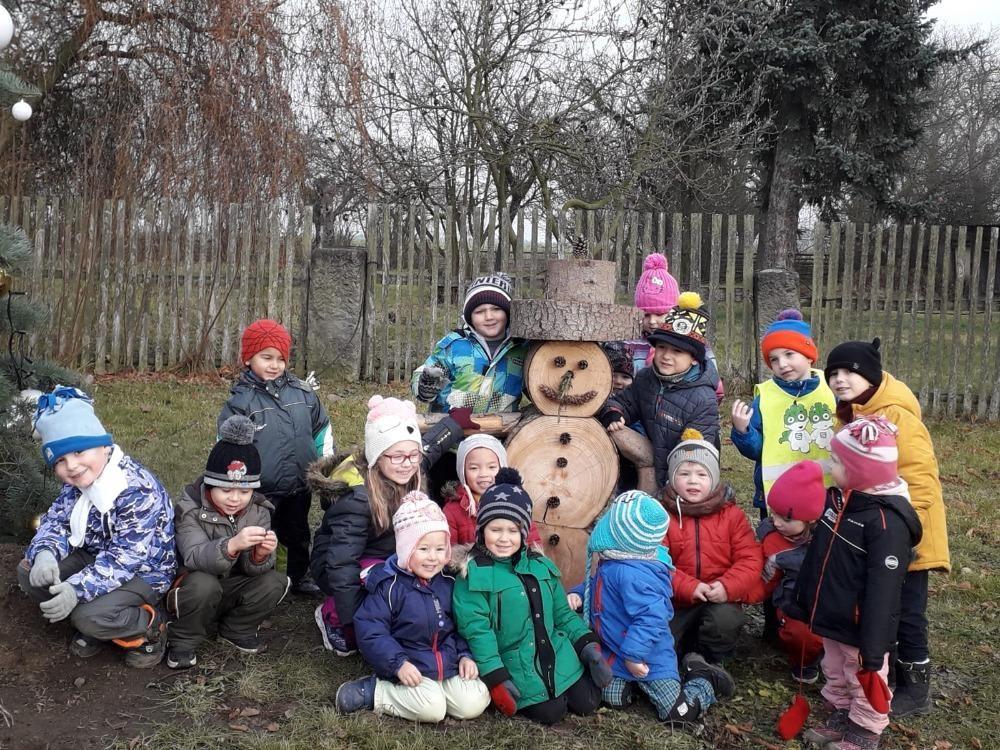 Cesta nám velmi rychle ubíhala, děti byly natěšené a zvědavé. Po seznámení s jednotlivými postavami jsme si dopřáli teplý čaj a připravené občerstvení, přivezené paní kuchařkou.