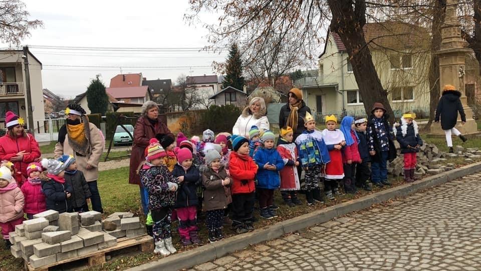 VÁNOČNÍ BESÍDKA TROCHU JINAK Kvůli letošní nepříznivé situaci klasické VÁNOČNÍ LADĚNÍ společně se ZŠ, bylo realizováno jinou formou.