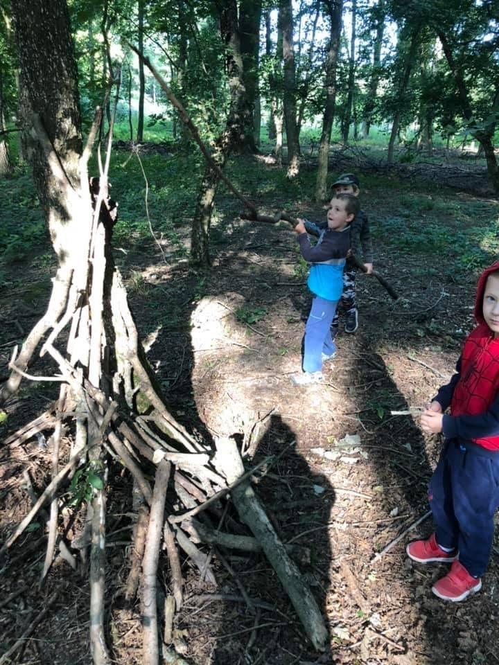 Jako každý rok, nejstarší třída dětí má ve zvyku začátkem podzimu navštívit les a postavit skřítkům domečky, aby byli