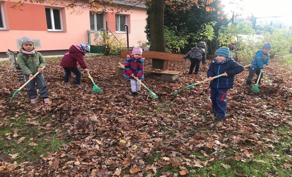 Hrabání listí děti nejen baví, ale rozvíjí u toho i