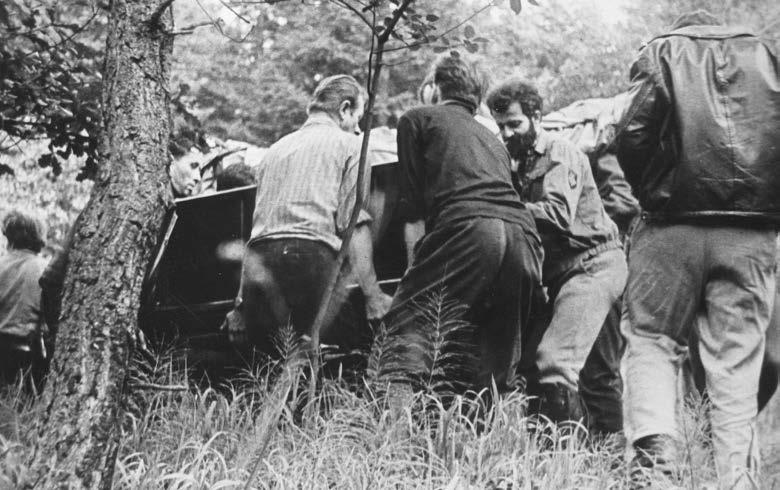 Krisťák nezklamal, dokonce připojil k análům nástrojové rozmanitosti na trampu úžasnou historku, jak další kamarád, majitel jakéhosi kuriózního vehiklu pomohl mu s piánem za Prahu na výpadovku, kde