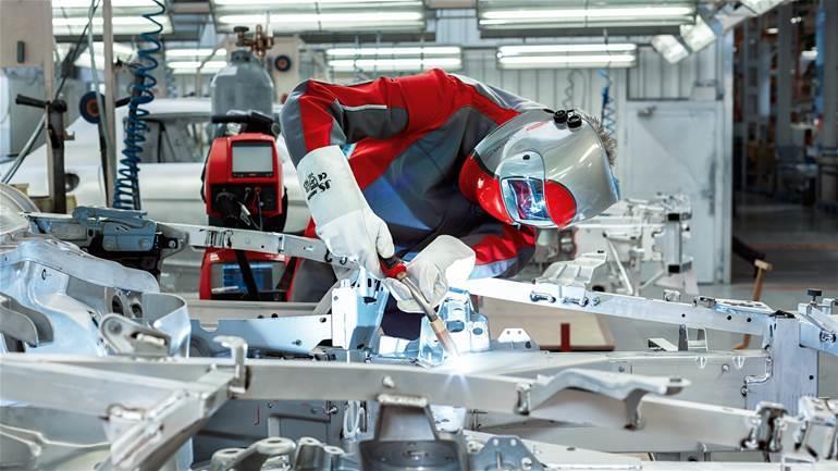 Obr. 12: Příklad poloautomatického svařování technologií MIG/ MAG od firmy Fronius [11] U automatického svařování Obr.