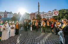 Zde předseda spolku Václav Janovský přednesl zdravici primátorovi města a s ní i poděkování za podporu, díky které se Dnů medu mohly opět zúčastnit i zahraniční včelařské delegace z partnerských měst.