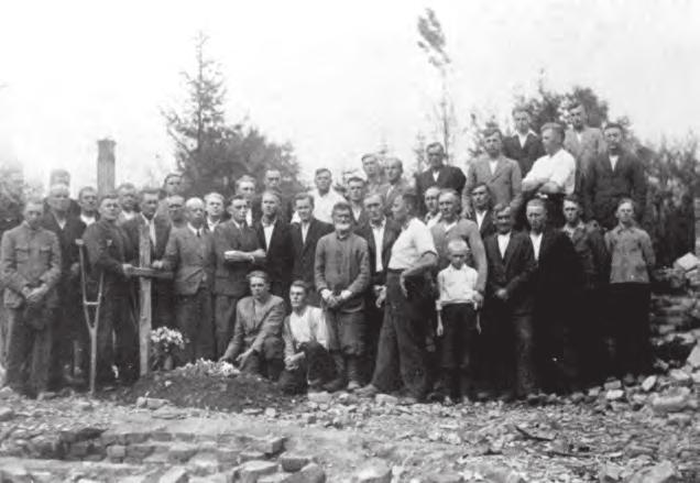 Spor o malínský masakr 527 Obyvatelé Malína, kteří přežili masakr, s rodinnými příslušníky obětí v roce 1943.