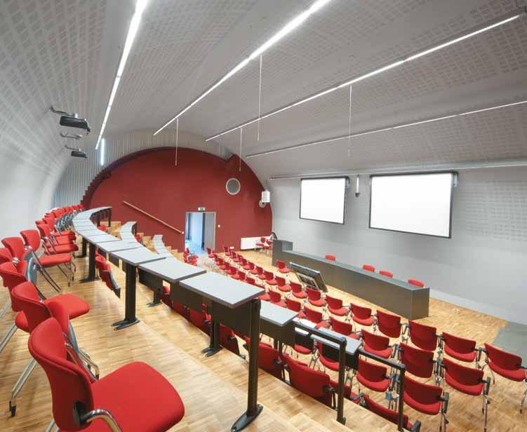 20 AKUSTIKA A DESIGN V INTERIÉRU Přednáškový sál ÚPMD Praha 4 PROSTOROVÁ AKUSTIKA Odborné pojmy a charakteristické veličiny z prostorové akustiky Prostorová akustika popisuje šíření zvuku v místnosti