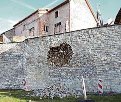 Provedli jsme už některá dílčí opatření jako odstranění břečťanu ze zdí, aby mohly vysychat, podotkl Janda. Starosta poukázal také na to, že se chystá i postupná oprava nejpoškozenějších částí.