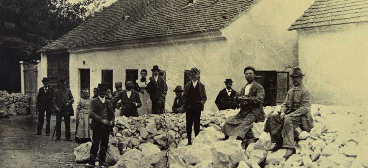 Volný čas: z historie 21 >> pokračování z předchozí strany ce zde pobyli kozáci, dělostřelectvo i tankisté. Z pátku na sobotu 21. dubna se celou noc pohřebiště do Ořechova. pohled na hořící město.
