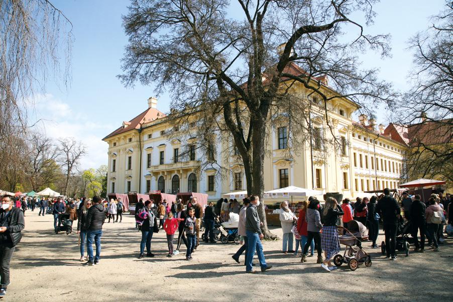 SLAVKOVSKÝ 4 / 2021 MĚSÍČNÍK MĚSTA SLAVKOV U BRNA ROČNÍK XXIII ZDARMA Farmářský trh přilákal stovky lidí Fotogalerie na straně 2 Foto: P.