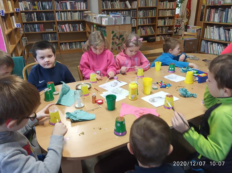 Ambrož, Lucie a Barborky Na svatého Ambrože navštívily děti z mateřské školy, v letošním roce již naposledy, knihovnu.
