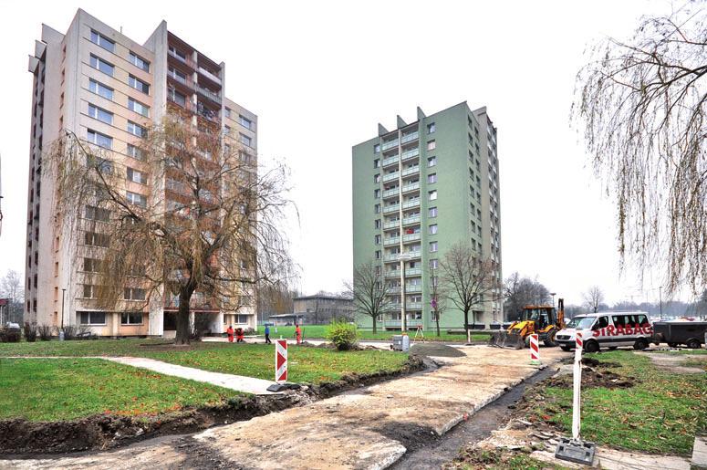 Město letos nechalo přeasfaltovat a upravit velké parkoviště. Původně sloužilo výhradně zaměstnancům železáren, nyní je volně pří- Práce u trojice věžáků v Bezručově ulici pokračují.
