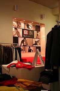 Ukázka z prodejny 8IN Fashion era: Obrázek č. 3 Dalším formou prodeje je tzv. Outlet a to jak v dámské tak pánské kolekci.
