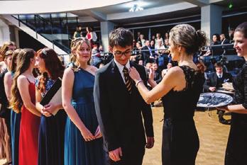K tradiční polonéze, která zaujme každý rok novou a originální choreografií, přibylo stužkování a dojemné a často vtipné proslovy.