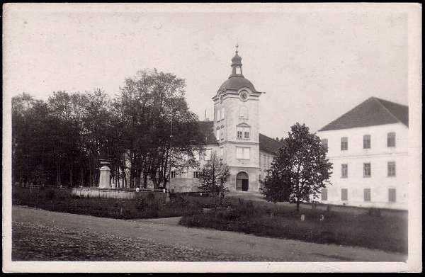 Ohledně určení dovolené, následování dovolené za sebou, rozdělení dovolené, jest pokud to služební poměry vyžadují, vyhraženo zaměstnavateli právo určovací.