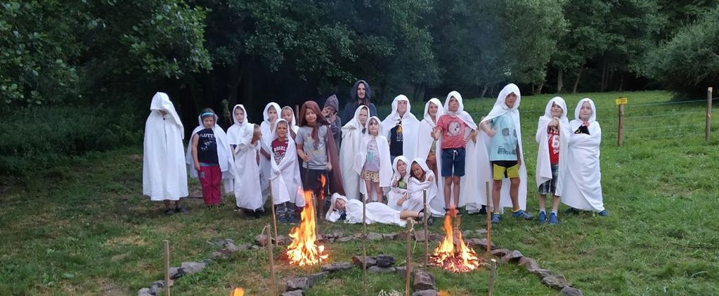Táborníci si prohlédli hrad Kašperk a seznámili se s životem v době středověku. Dalším byl pěší výlet na nedaleký zámek Kozel s výbornou cukrárnou.