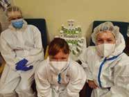Anny byly perníčky před zástupci klinik a oddělení i požehnány. Za zdravotníky se často modlíme, aby současnou situaci zvládli.
