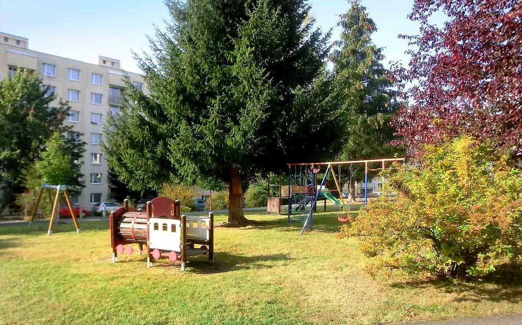 škola, kterou obklopují rozlehlé zahrady, osázeny středně
