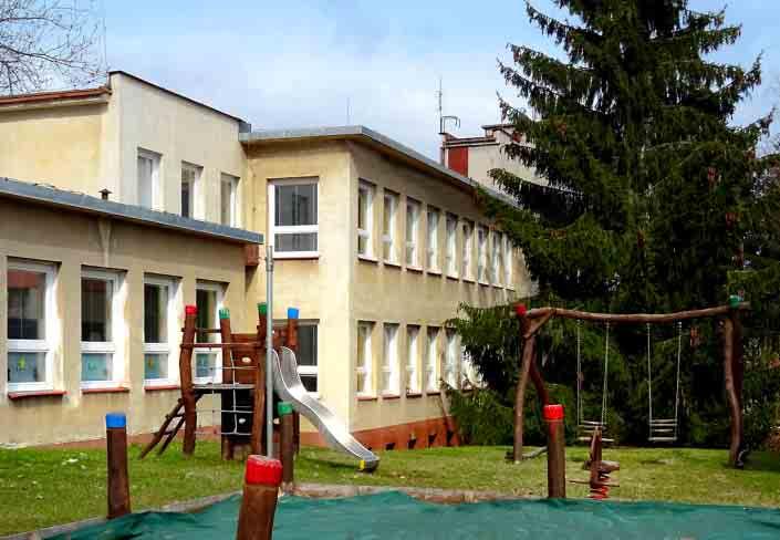 V budově Palackého je jedna běžná třída a dvě speciální.