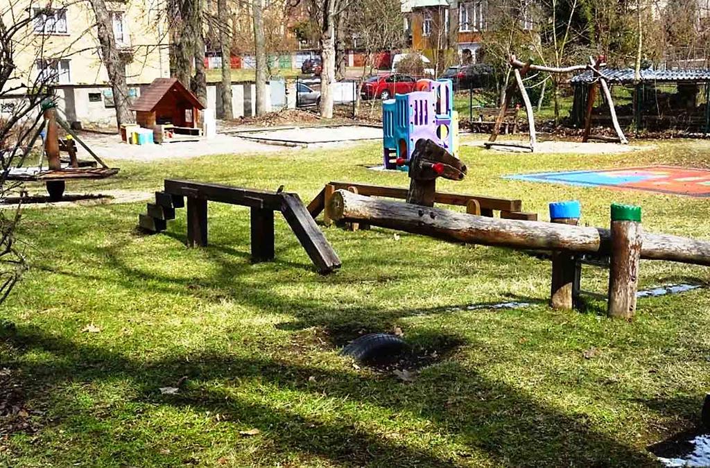 com Mateřská škola Adélka je trojtřídní, umístěná v
