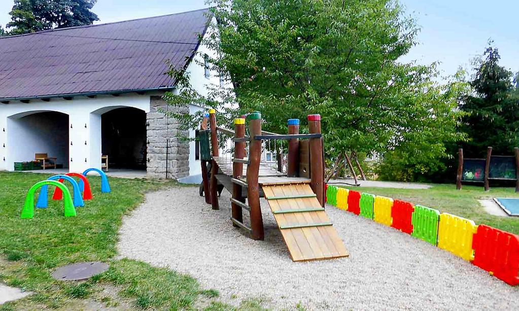 Ve dvoupatrové budově, typu rodinné vily, jsou tři homogenní