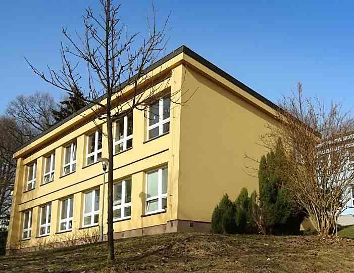 Součástí školy je také školní jídelna a vlastní kuchyň, která vaří dle zásad