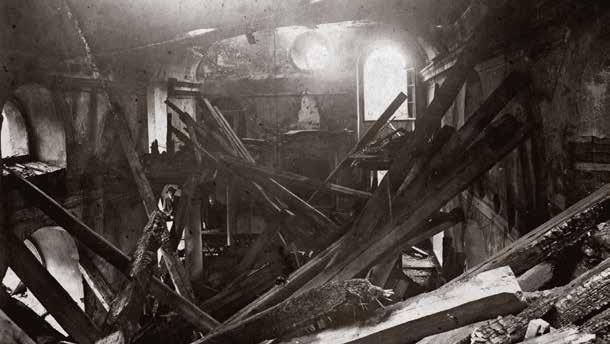 STOPY MINULOSTI V KRAJINĚ ČESKÉHO LESA Interiér staré synagogy po požáru v roce 1911. Foto: Atelier Fleissner Tachov, snímek laskavě poskytl pan Salomon Adler. v exteriéru i interiéru vyzdobenou.