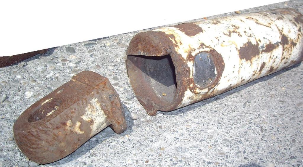 Autoreferát disertační práce 2011 Druhá skupina Typický představitel rohového válce zařazeného do druhé skupiny je vidět na obrázku (obr. 3). Jedná se opět o jeden válec vyfocený ve dvou pohledech.