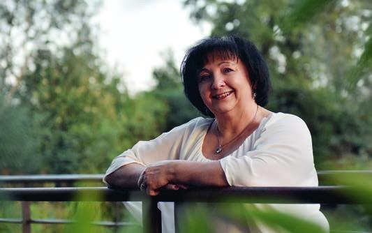 Bílé pyskaté květy rozkvétají v úžlabí listů postupně odzdola nahoru. Jsou téměř přisedlé, uspořádané do lichopřeslenů. Hluchavka kvete od května do září.