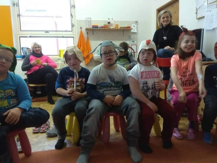 Květa Husová, sociální pracovnice Mgr. Jitka Forsterová a rehabilitační pracovnice Bc. Radka Šindílková. Od září 2018 se pracovní tým rozšířil o další speciální pedagožku Mgr. Denisu Benešovou.