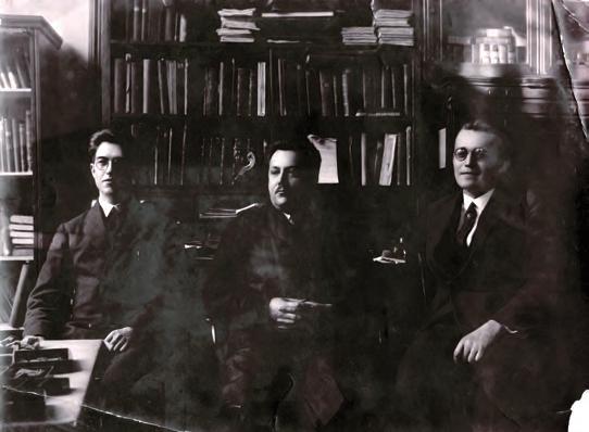 Obr. 19. Zleva doprava: Vlastislav Zázvorka, Jan Koliha, Ferdinand Prantl v jedné z pracoven paleontologického oddělení v historické budově NM. 30. léta 20. století. Autor: neznámý.