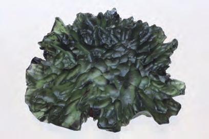 (např. diamanty, spinely, beryly, topazy, granáty, olivíny aj.), tak méně obvykle broušené kameny jako sfalerit, pyrit, fluorit, kuprit, rutil, sádrovec nebo aragonit.
