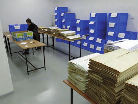 Obr. 29. Práce na slučování pěti abecedních řad kornatcovitých hub (J. Matouš) do řady jedné. Obr. 30. Uložení sbírky kornatcovitých hub po jejich sloučení výsledek celoroční práce.